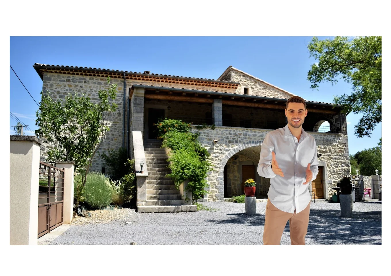 Kevin, agent immobilier Ouimo en Sud Ardèche, devant une maison en pierre
